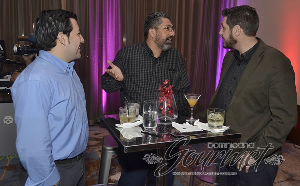 Mauricio Franco, Miguel Vega y Xaviel Pires conversan animadamente 
