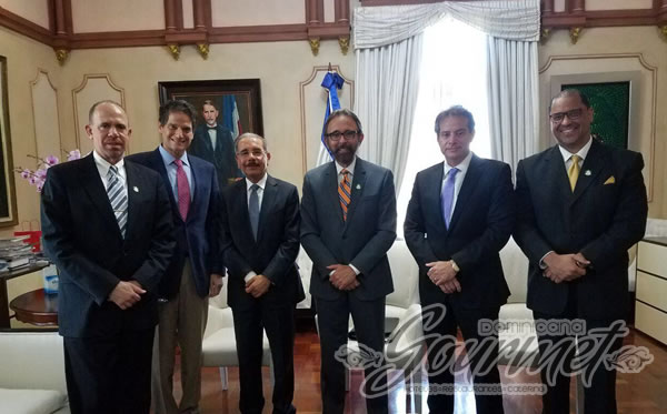 Photo of Grupo de inversionistas de Puerto Plata se reúnen con el presidente Danilo Medina