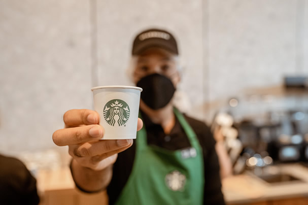 Photo of Starbucks se conecta con trabajadores de primera línea y les brinda calidez a través de donaciones de café antes de abrir su primera tienda en la República Dominicana