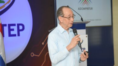 Photo of Luis Felipe Aquino imparte cátedra sobre los orígenes y evolución del turismo en conversatorio de Adompretur